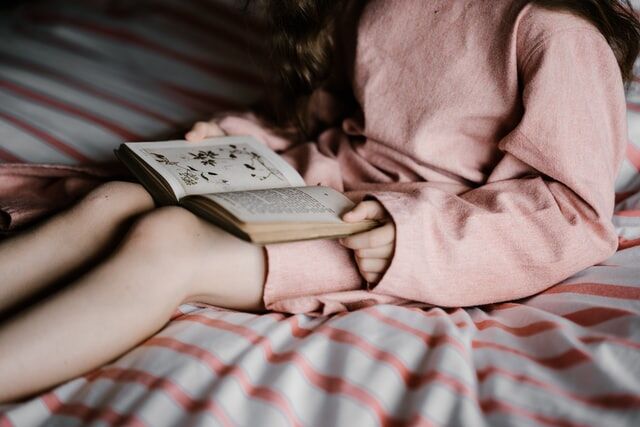 Детский писатель рассказала, почему так важно читать детям сказки на ночь